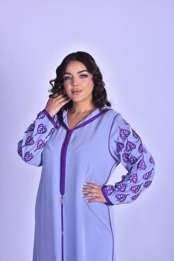 Djellaba Moderne Lavande à Broderies Violettes