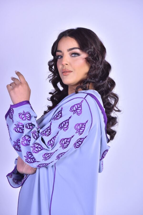 Djellaba Moderne Lavande à Broderies Violettes