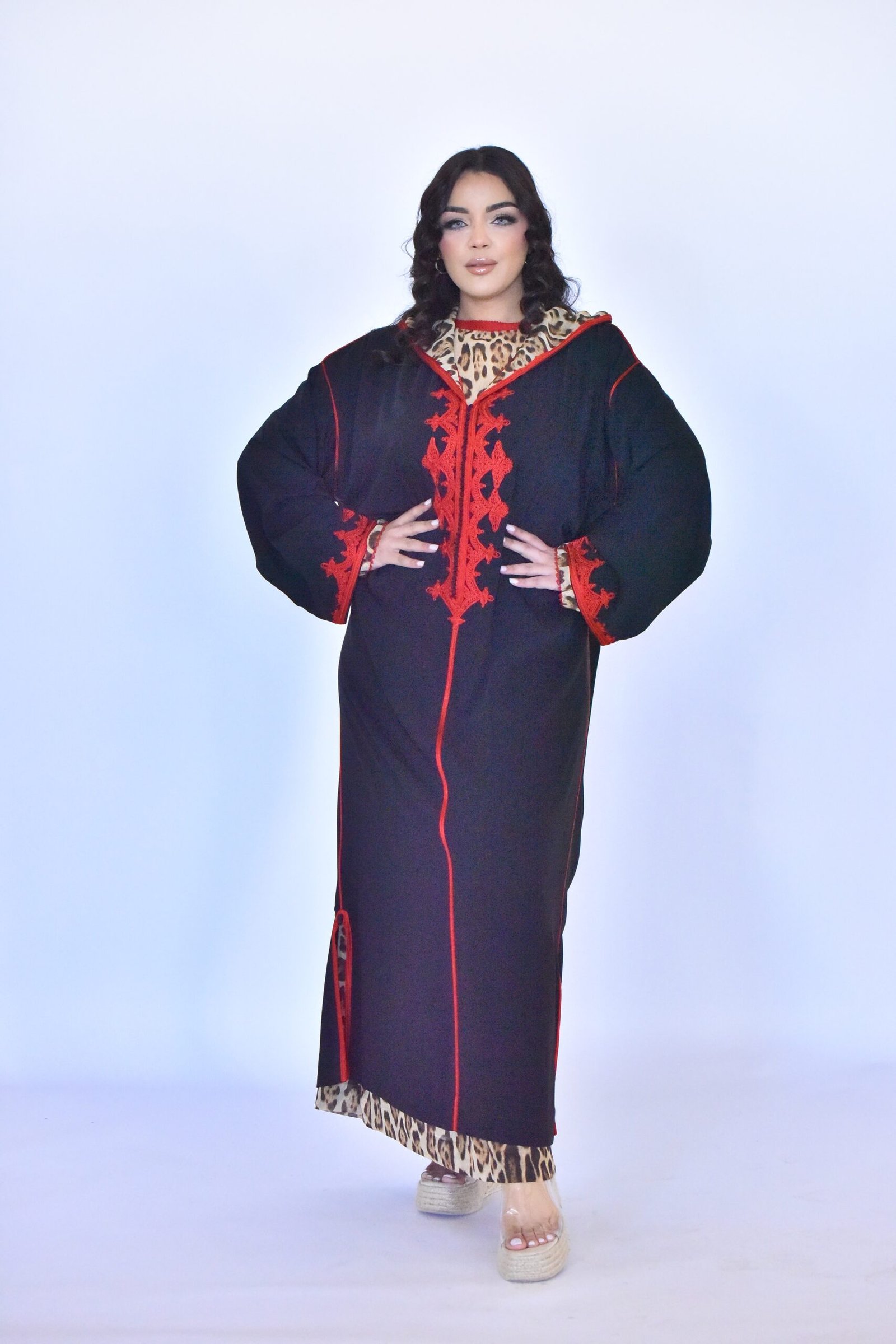 Djellaba Noire à Broderie Rouge et Col Léopard