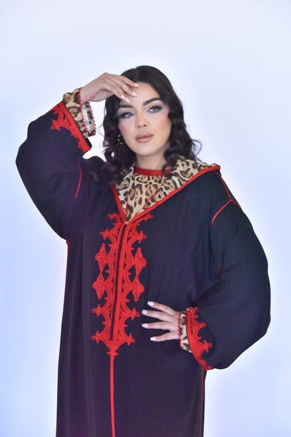 Djellaba Noire à Broderie Rouge et Col Léopard