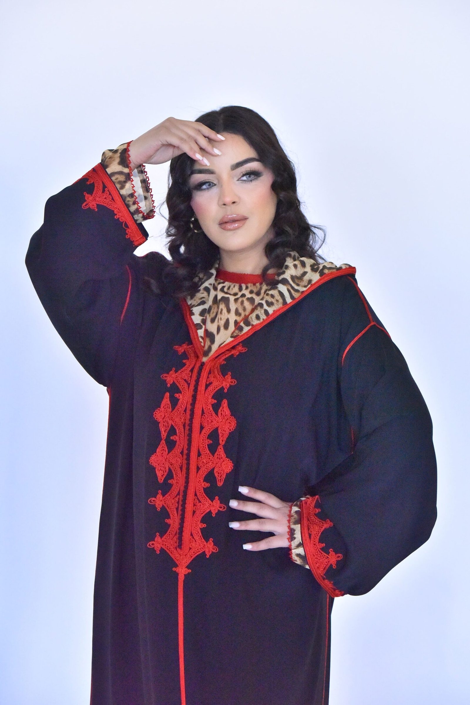 Djellaba Noire à Broderie Rouge et Col Léopard
