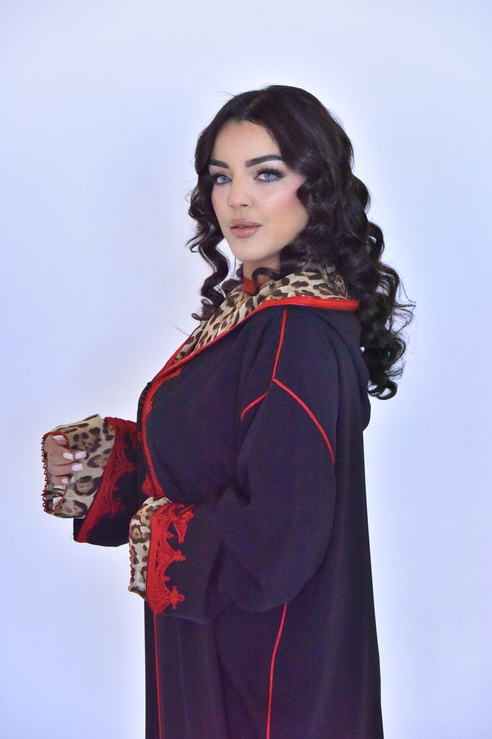 Djellaba Noire à Broderie Rouge et Col Léopard