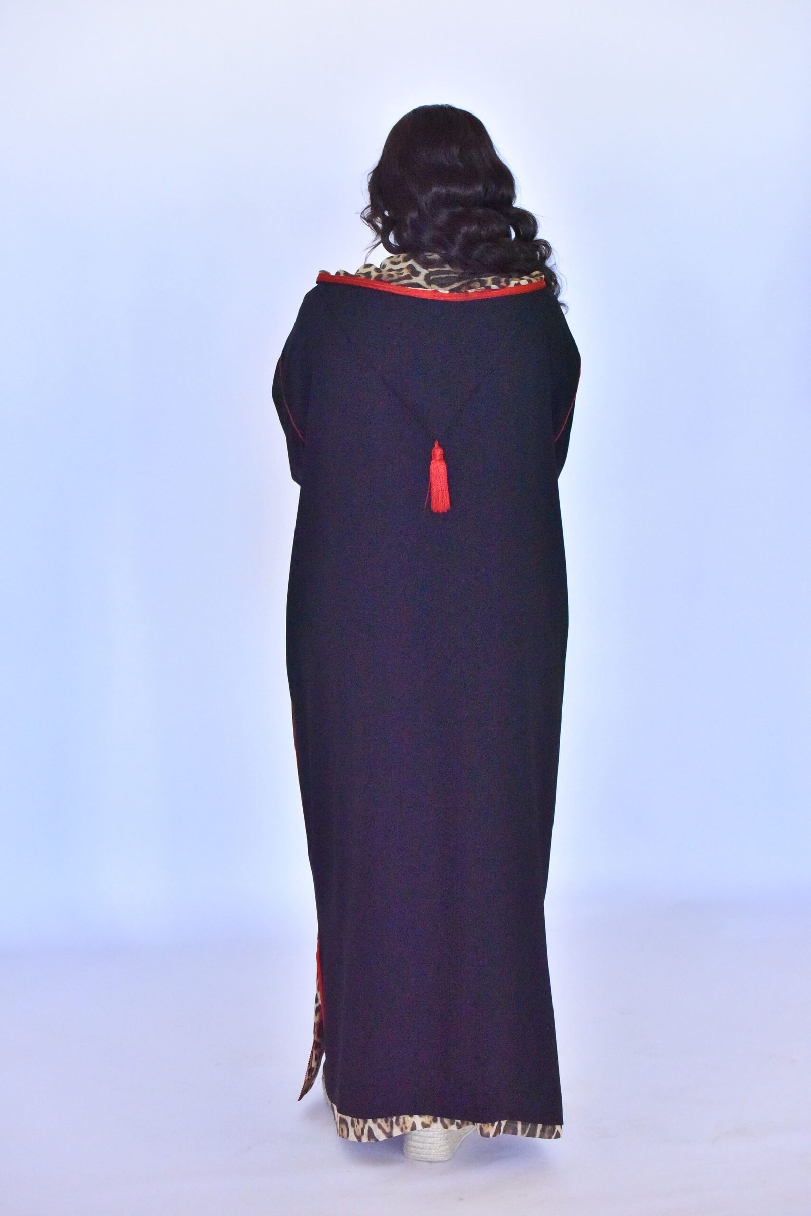 Djellaba Noire à Broderie Rouge et Col Léopard