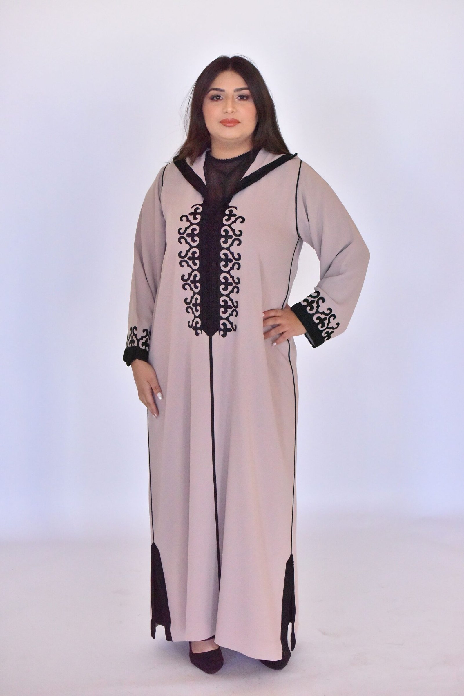Djellaba Beige Élégance à Broderies Noires