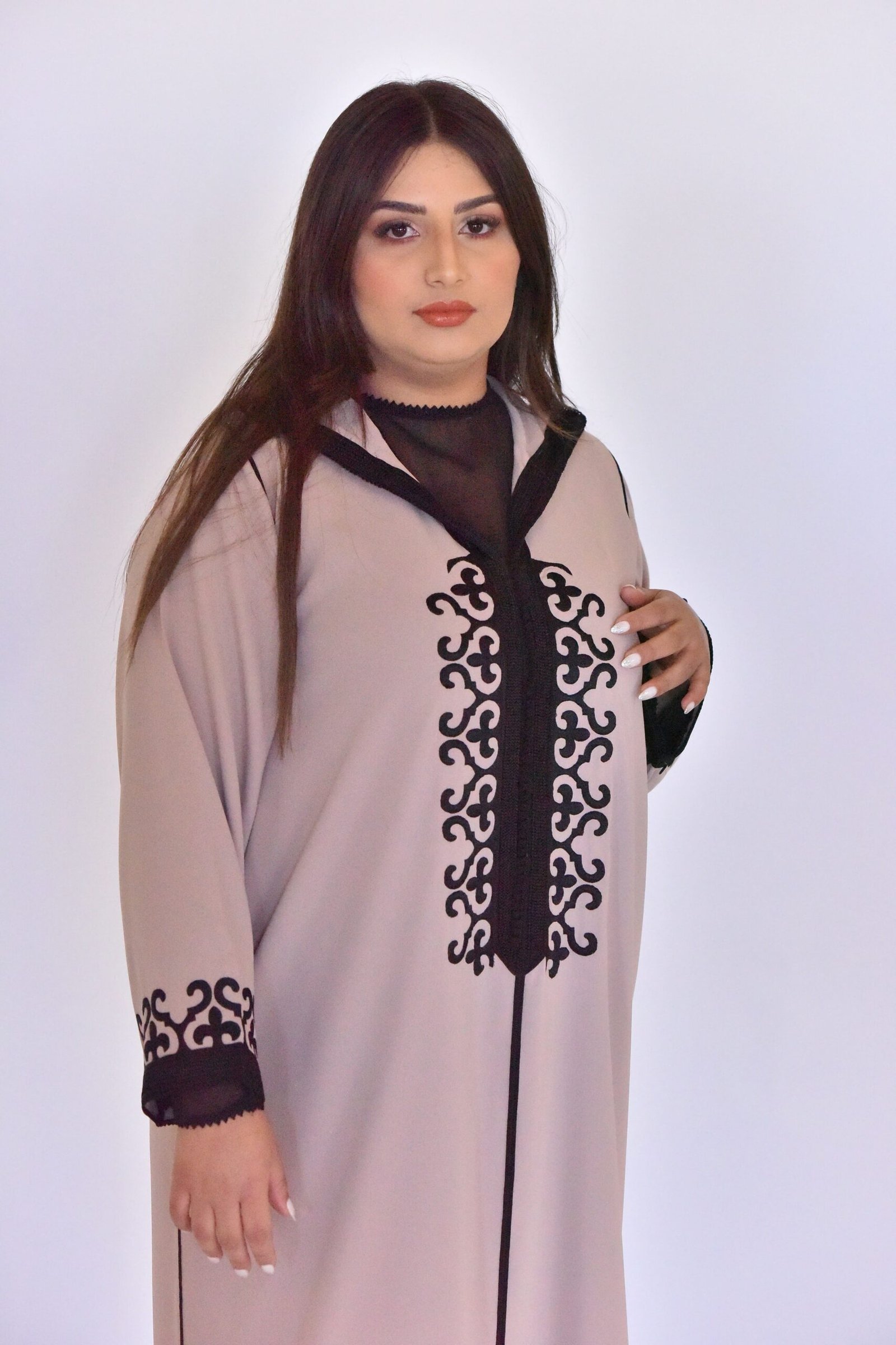 Djellaba Beige Élégance à Broderies Noires
