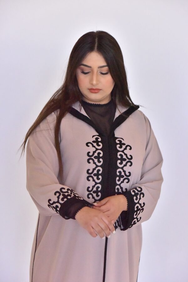 Djellaba Beige Élégance à Broderies Noires