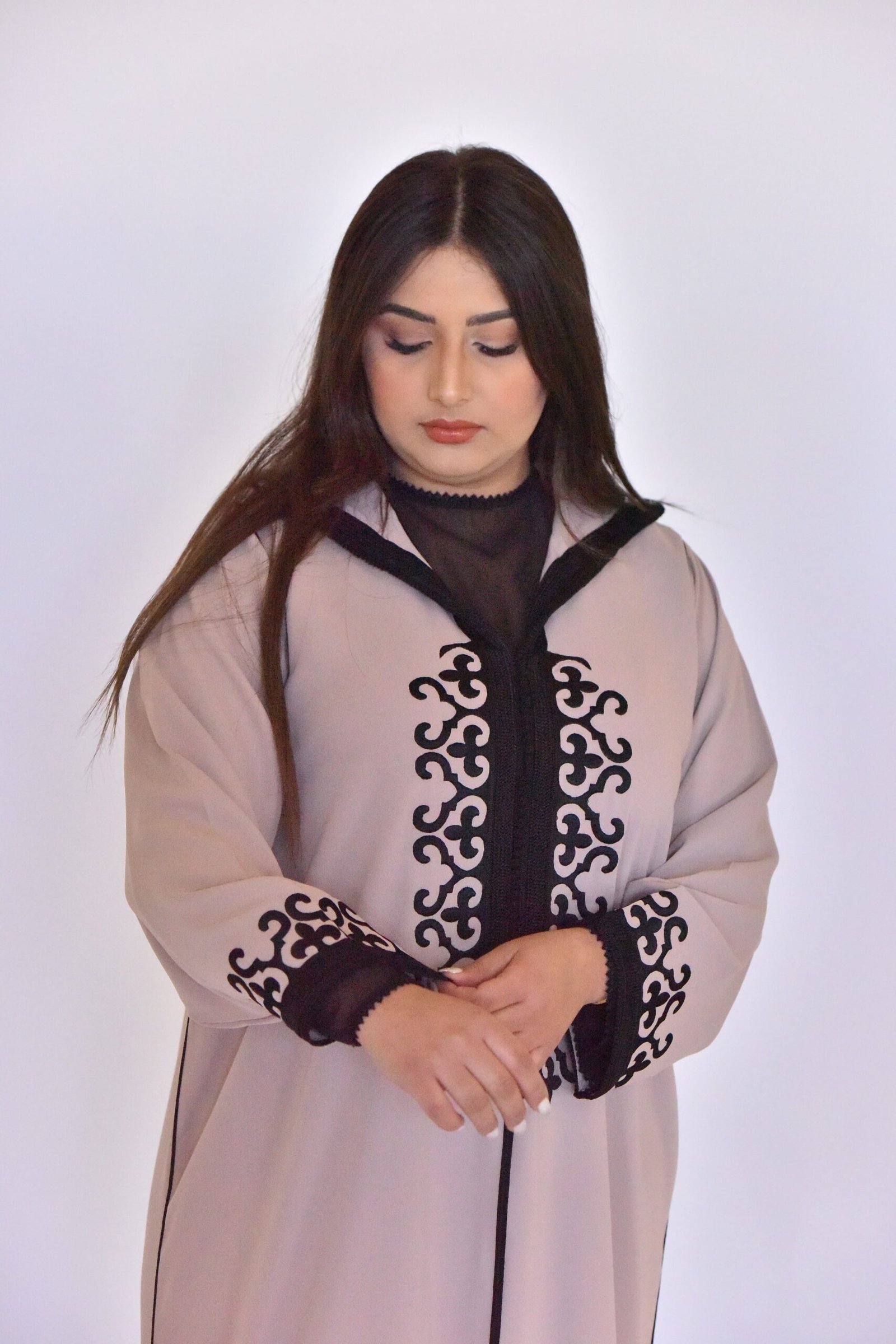 Djellaba Beige Élégance à Broderies Noires