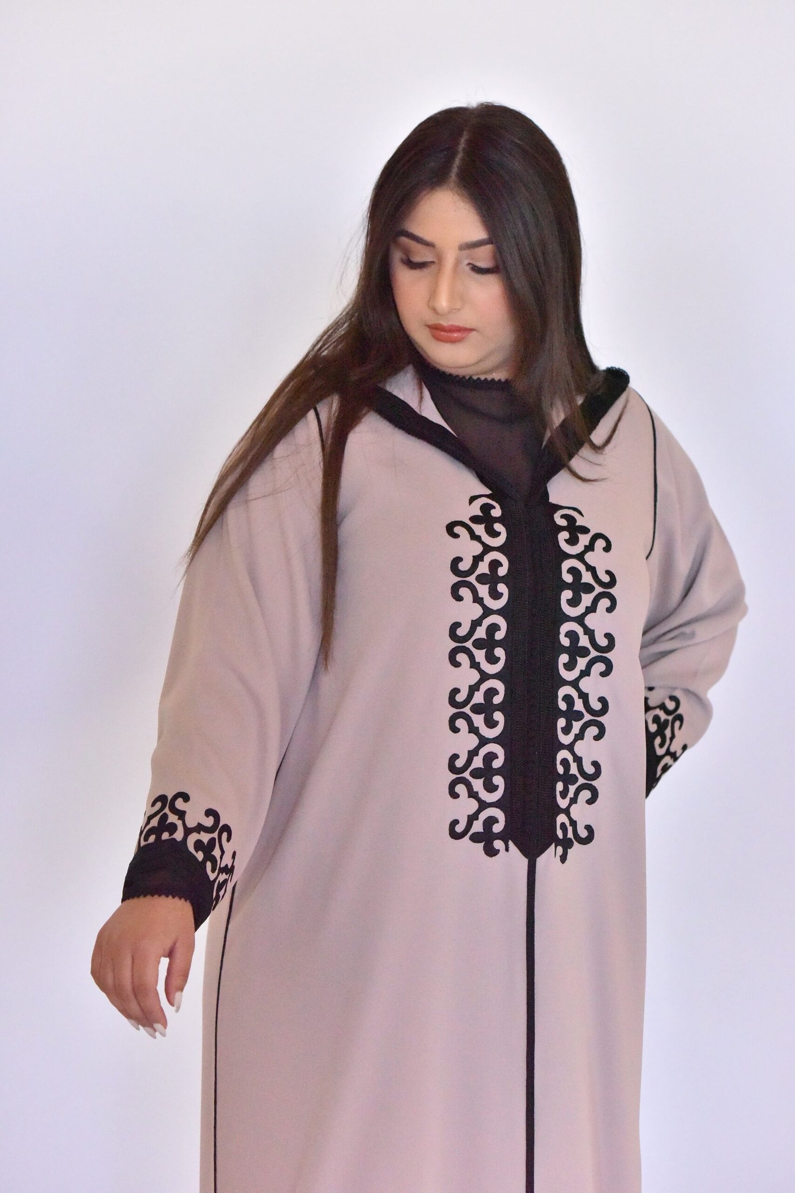 Djellaba Beige Élégance à Broderies Noires