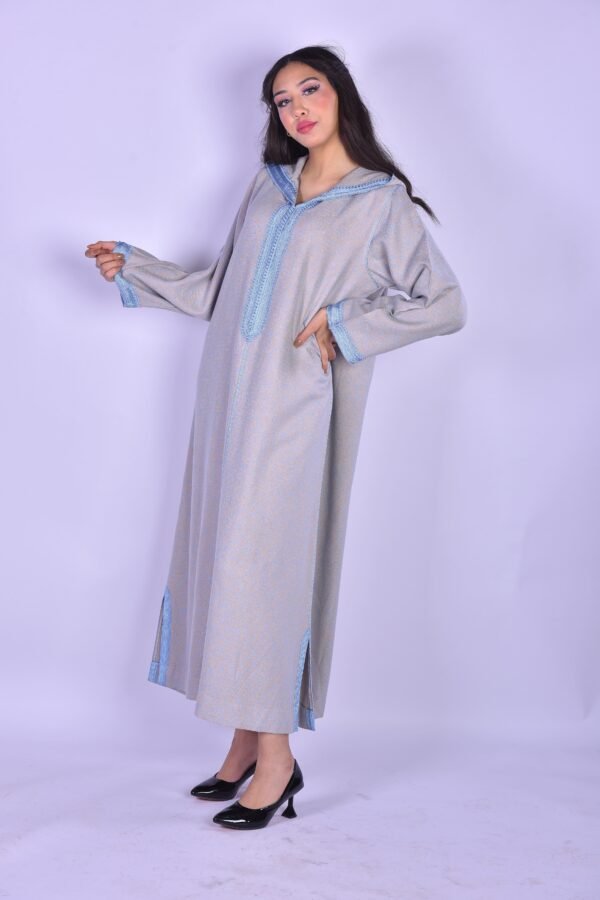 Djellaba Bleu Ciel à Broderie Ton sur Ton et Col Traditionnel