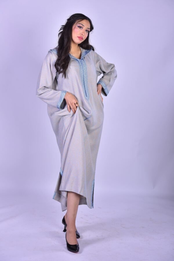 Djellaba Bleu Ciel à Broderie Ton sur Ton et Col Traditionnel