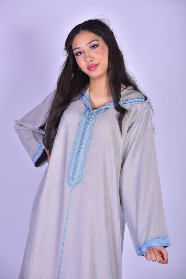 Djellaba Bleu Ciel à Broderie Ton sur Ton et Col Traditionnel