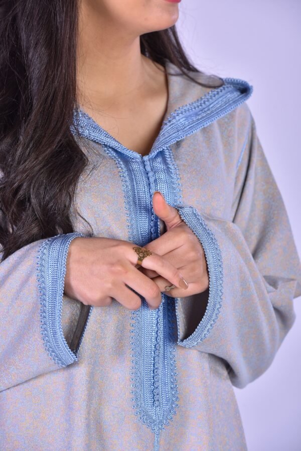 Djellaba Bleu Ciel à Broderie Ton sur Ton et Col Traditionnel